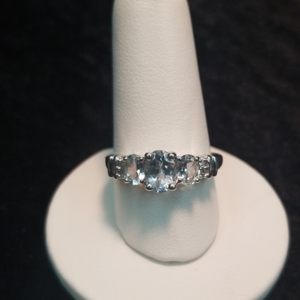 10k white gold aquamarine 1.5 ct ring